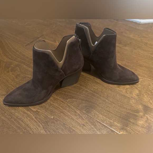 Vince Camuto Gidgeta Bootie 8.5 - Picture 5 of 7